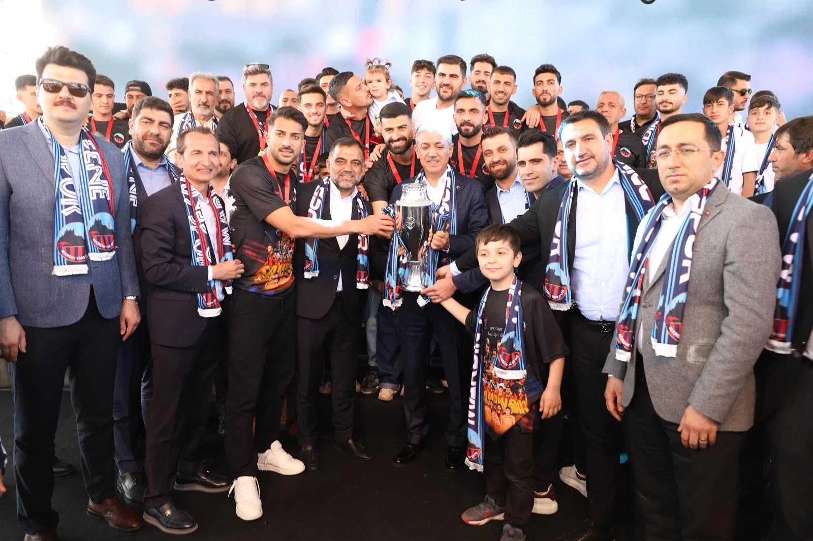 Yönetim Kurulu Üyesi Olduğum Mardin 1969 Spor’umuzun Şampiyonluk Kupasını Hemşehrilerimizle Kaldırdık